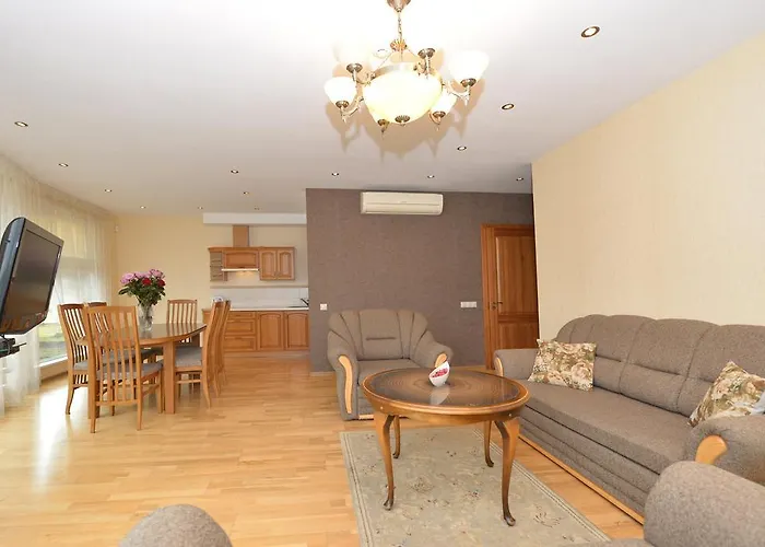 Arunes بالانغا